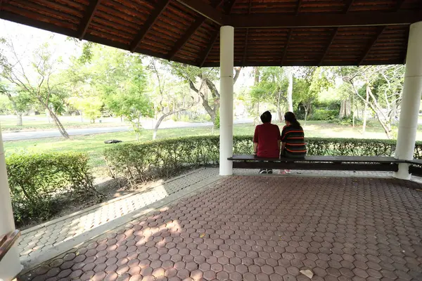 Doğu Asya 'nın son sınıf çifti parkta oturmuş dinleniyor..