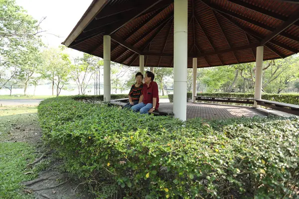 Doğu Asya 'nın son sınıf çifti parkta oturmuş dinleniyor..