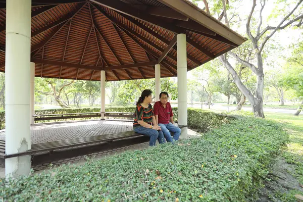 Doğu Asya 'nın son sınıf çifti parkta oturmuş dinleniyor..