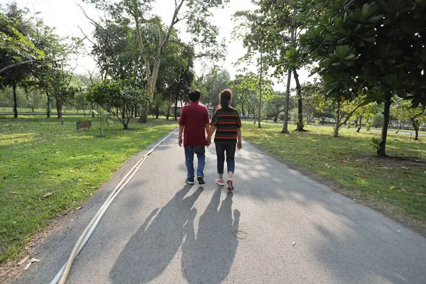 Doğu Asya 'nın son sınıf çifti parkta yürüyor.