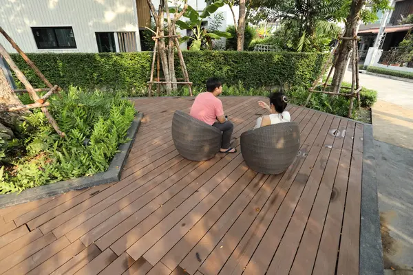 Doğu Asyalı çift parkta oturuyor ve dinleniyorlar..