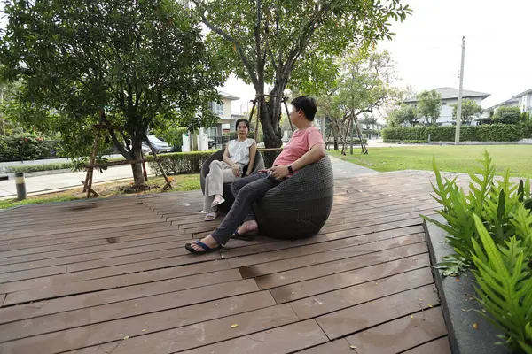 Doğu Asyalı çift parkta oturuyor ve dinleniyorlar..