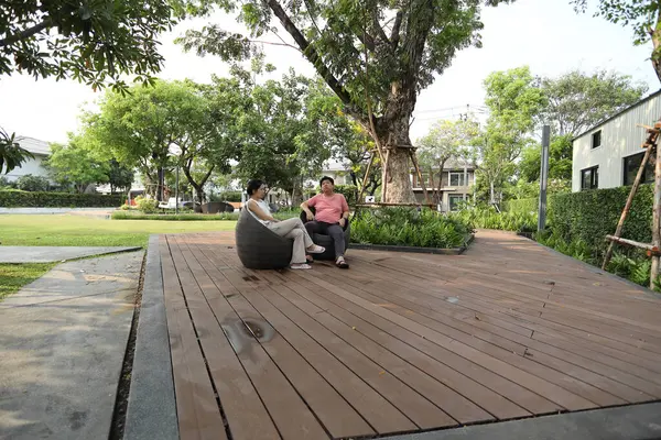 Doğu Asyalı çift parkta oturuyor ve dinleniyorlar..