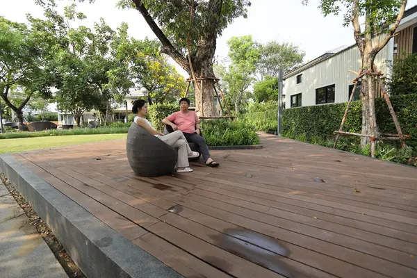 Doğu Asyalı çift parkta oturuyor ve dinleniyorlar..