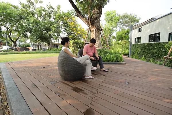 Doğu Asyalı çift parkta oturuyor ve dinleniyorlar..