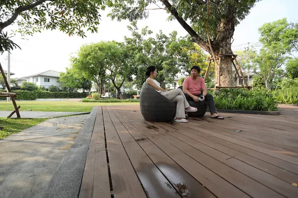 Doğu Asyalı çift parkta oturuyor ve dinleniyorlar..