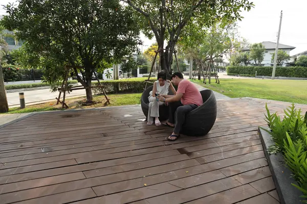 Doğu Asyalı çift parkta oturuyor ve dinleniyorlar..