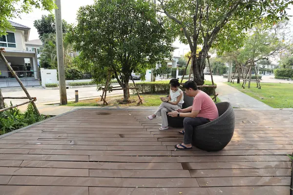 Doğu Asyalı çift parkta oturuyor ve dinleniyorlar..