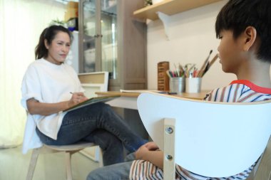 Güneydoğu Asya 'lı bekar anne oğlunun hareketsiz otururken resmini çiziyor..