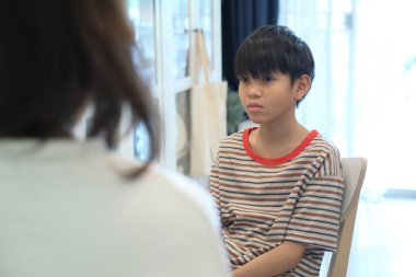 Güneydoğu Asya 'lı bekar anne oğlunun hareketsiz otururken resmini çiziyor..