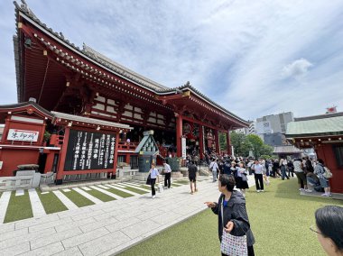 Tokyo, Japonya - 23 Mayıs 2025: Sensoji Tapınağı Tokyo 'nun tarihi Asakusa bölgesinde bulunan en eski ve simgesel Budist tapınağıdır..