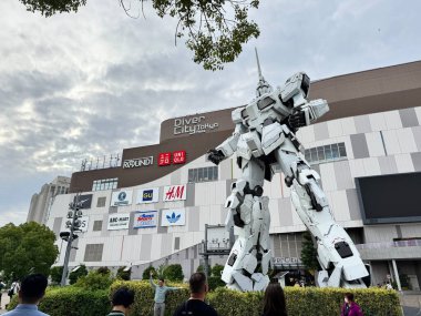 Tokyo, Japonya - 23 Mayıs 2025: Odaiba, Tokyo 'daki DiverCity Tokyo Plaza' nın önünde ayakta duran tek boynuzlu at Gundam.