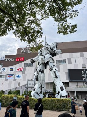 Tokyo, Japonya - 23 Mayıs 2025: Odaiba, Tokyo 'daki DiverCity Tokyo Plaza' nın önünde ayakta duran tek boynuzlu at Gundam.