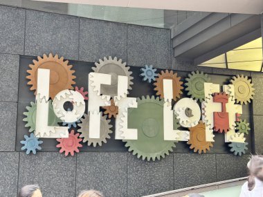 Tokyo, Japonya - 24 Mayıs 2025 'te Shibuya, Tokyo, Japonya' da bulunan bir alışveriş merkezi olan Loft 'un logosu.