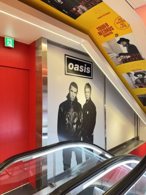 Tokyo, Japonya - 24 Mayıs 2025: Oasis 'ten Liam ve Noel Gallagher' ın bir duvar resmi Shibuya Kulesi 'ndeki yürüyen merdivenin yanında sergilendi. Efsanevi İngiliz rock grubuna bir övgü..