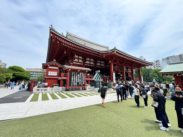 Tokyo, Japonya - 23 Mayıs 2025: Sensoji Tapınağı Tokyo 'nun tarihi Asakusa bölgesinde bulunan en eski ve simgesel Budist tapınağıdır..