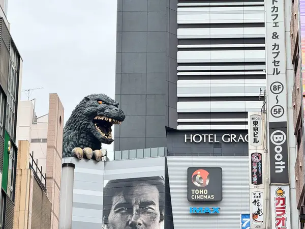 Tokyo, Japonya - 23 Mayıs 2025: Godzilla heykeli Tokyo, Shinjuku 'daki Kabukicho Ichibangai Caddesi' ndeki Gracery Shinjuku Oteli 'nin çatısına tünemiştir.