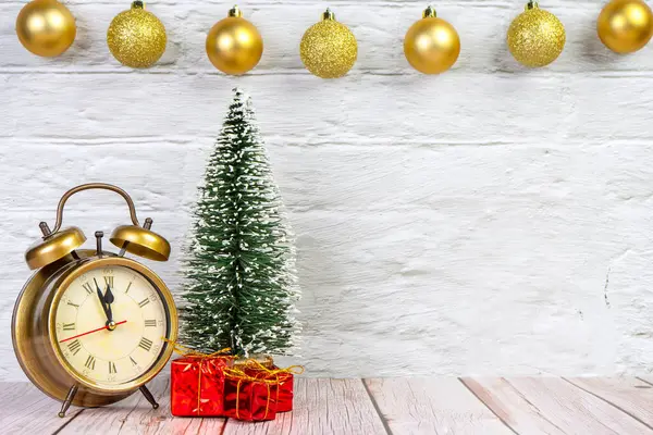 Arbre Noël Décoratif Coffrets Cadeaux Réveil Bronze Sur Fond Blanc — Photo