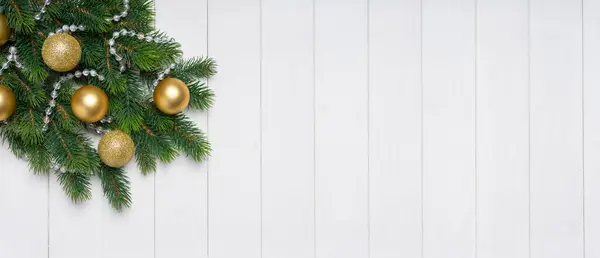 Julgran Gren Dekorerad Med Gyllene Bollar Vit Trä Bakgrund Ovanifrån — Stockfoto