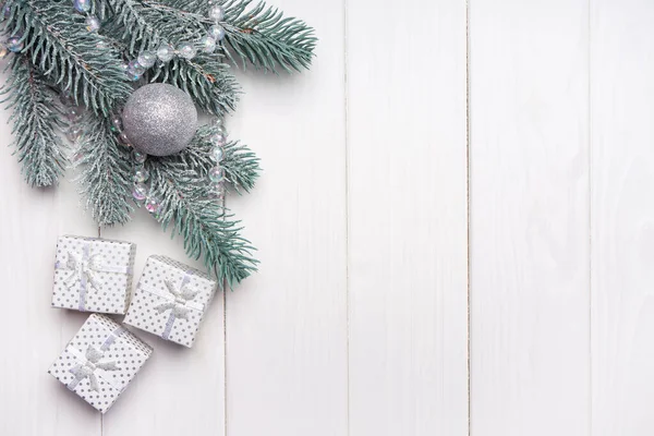 Rama Árbol Navidad Decorada Con Bolas Perlas Blancas Sobre Fondo —  Fotos de Stock