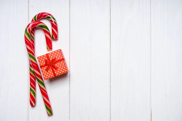 Kerstsnoepstok Rode Geschenkdoos Witte Houten Ondergrond Vlakke Lay Bovenaanzicht Kerst — Stockfoto