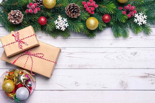 Rama Árbol Navidad Decorada Con Bolas Oro Caja Regalo Sobre —  Fotos de Stock