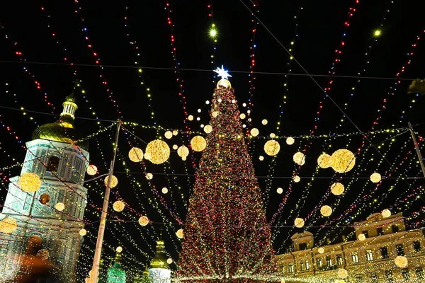 乌克兰基辅市中心广场的城市圣诞树的假日灯饰 闪烁着节日装饰 晚上照明 新年背景 户外圣诞庆祝活动 — 图库照片