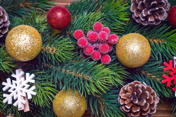 Rama Árbol Navidad Decorada Con Bolas Oro Bayas Rojas Conos —  Fotos de Stock