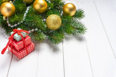 Dekorlu Noel ağacı dalı, hediye kutusu ve beyaz ahşap arka planda 31 Aralık tarihli kırmızı daimi takvim. Üst görünüm, düz görünüm kopyalama alanı, afiş, başlık, Yeni Yıl arkaplanı