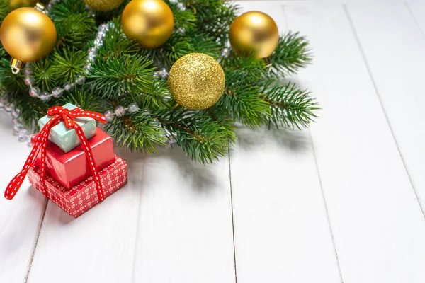 圣诞树分枝 礼品盒和红色永久日历 日期12月31日 白色木制背景 顶部视图 平面布局 带有复制空间 新年背景 免版税图库图片