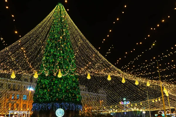 乌克兰基辅市中心广场的城市圣诞树的假日灯饰 闪烁着节日装饰 晚上照明 新年背景 户外圣诞庆祝活动 — 图库照片