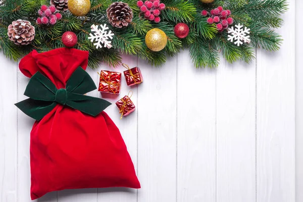 Rama Árbol Navidad Con Decoración Bolsa Regalo Roja Con Lazo —  Fotos de Stock
