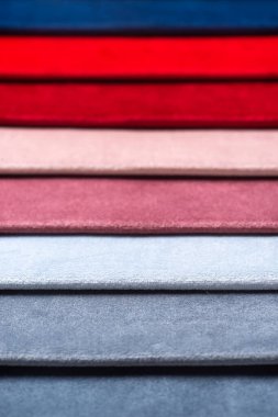 Parlak renkli tekstil örnekleri koleksiyonu. Kumaş örnekleri, seçim için farklı renklerde ayarlanmış. Mobilya ve iç döşemeler için çeşitli renklerde döşemeler. Kumaş dokusu arkaplanı