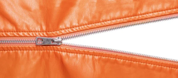 オレンジ革の質感と白の背景に隔離されたオープンメタルジッパー ビジネス背景 バナー ヘッダー コピースペース付きのモックアップ トップビュー フラットレイアウト ショッピング 割引の概念 — ストック写真