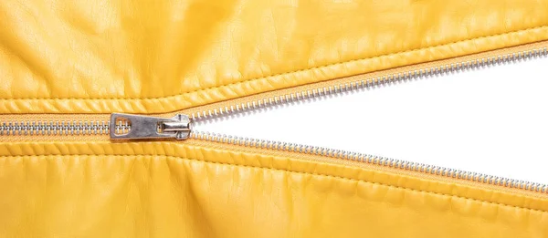 黄色の革の質感と白の背景に隔離されたオープンメタルジッパー ビジネス背景 バナー ヘッダー コピースペース付きのモックアップ トップビュー フラットレイアウト ショッピング 割引の概念 — ストック写真