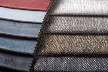 Parlak renkli tekstil örnekleri koleksiyonu. Kumaş örnekleri, seçim için farklı renklerde ayarlanmış. Mobilya ve iç döşemeler için çeşitli renklerde döşemeler. Kumaş dokusu arkaplanı