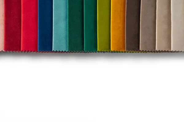 色彩斑斓的纺织品样品 在白色背景上分离 面料短袜 设置在不同的颜色选择 家具和室内装饰材料的多样性 复制空间 — 图库照片