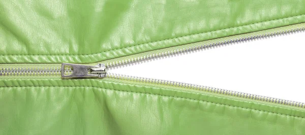 Khaki Leder Textur Und Offener Metallreißverschluss Isoliert Auf Weißem Hintergrund — Stockfoto