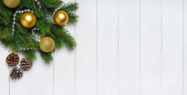 Rama Árbol Navidad Decorada Con Bolas Oro Conos Abeto Con —  Fotos de Stock