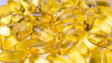 Omega 3 balık yağı takviyeli softgel kapsülleri. Sağlık, kardiyovasküler destek, ilaç, eczane konsepti. Üst görünüm, düz görünüm, afiş, başlık