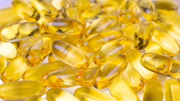 Omega 3 balık yağı takviyeli softgel kapsülleri. Sağlık, kardiyovasküler destek, ilaç, eczane konsepti. Üst görünüm, düz görünüm, afiş, başlık