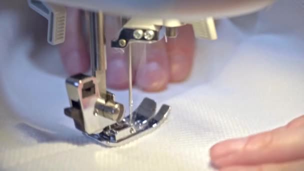 压脚和缝纫机针在动 缝制面料的过程 女裁缝在现代缝纫机上的缝纫车间缝制白布 专业设备 — 图库视频影像