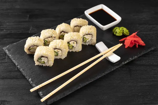 Sushi Roll Philadelphia Met Zalm Sesamzaad Avocado Roomkaas Zwarte Leisteen — Stockfoto