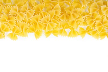 Farfalle spagetti deseni, yemek geçmişi. Beyaz arka planda izole edilmiş çiğ makarna, aşçı malzemesi, geleneksel İtalyan mutfağı. Pankart, başlık, restoran menüsü için zemin