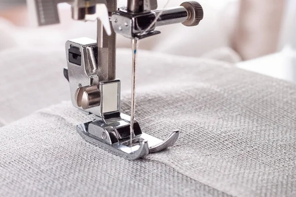 現代のミシンは リネン生地と糸で足を押すと クローズアップ 縫製プロセス服 カーテン ビジネス 手作り 廃棄物ゼロ リサイクル 修理の概念 — ストック写真
