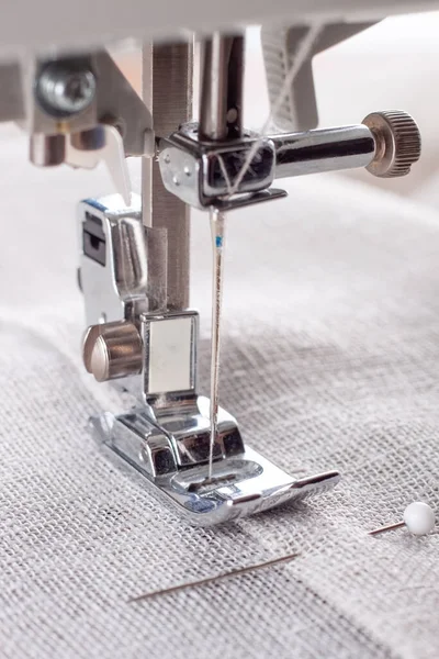 Modern Dikiş Makinesi Keten Kumaşlı Iplikli Ayaklı Yakın Plan Şlem — Stok fotoğraf