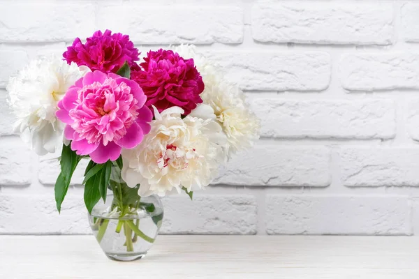 花瓶中的粉红色和白色牡丹花在白色砖墙的背景下 假期模板 母亲节 带有复制空间的头 — 图库照片