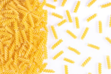Fusilli spagetti kalıbı, yemek geçmişi. Beyaz arka planda izole edilmiş çiğ makarna, aşçı malzemesi, geleneksel İtalyan mutfağı. Pankart, başlık, restoran menüsü için zemin