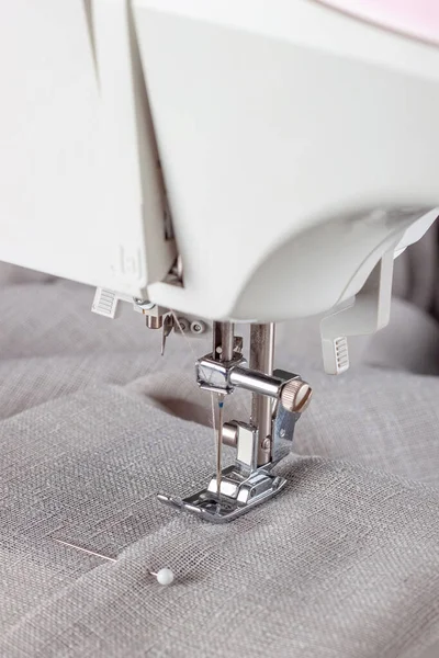 Moderní Šicí Stroj Přítlačná Patka Lněnou Tkaninou Nití Detailní Záběr — Stock fotografie