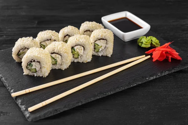 Sushi Roll Philadelphia Met Zalm Sesamzaad Avocado Roomkaas Zwarte Leisteen — Stockfoto